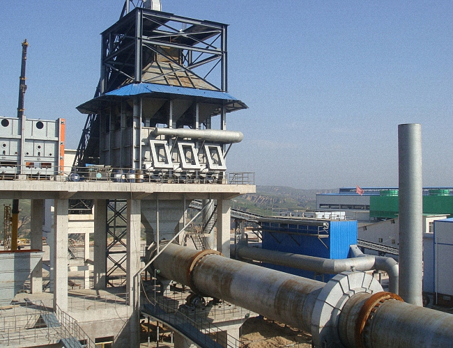 Raw material preheating device in rotary kiln equipment